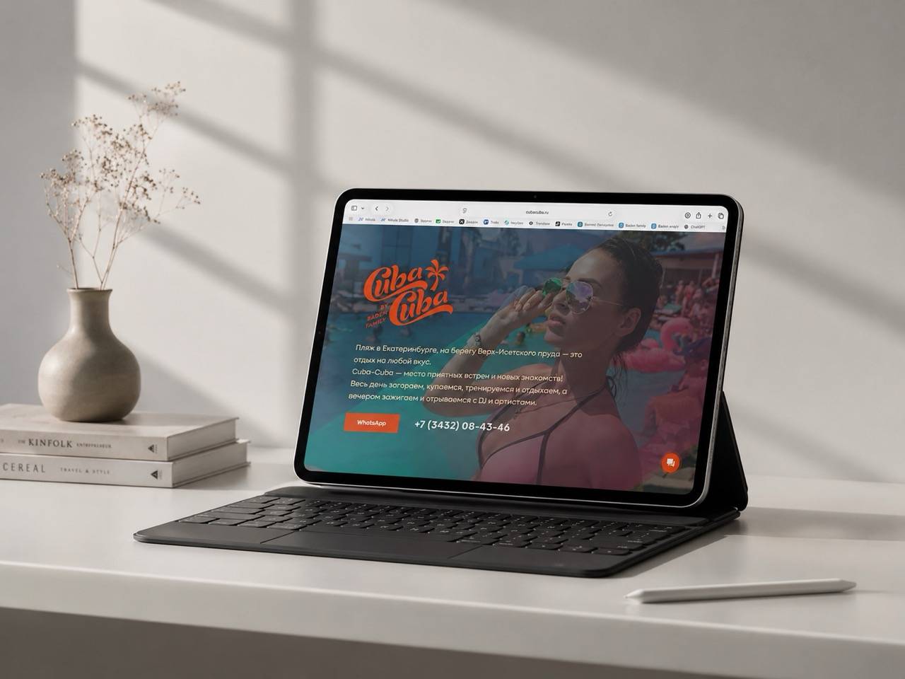 На экране iPad сайт пляжа Cuba Cuba